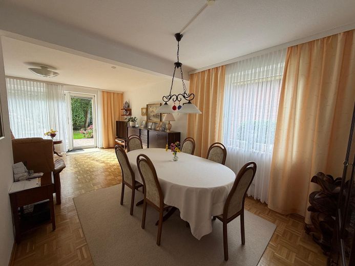 Bifamiliare ben curata con giardino privato e terrazza in ambita zona residenziale per famiglie a Sasel – Essecke im Wohnzimmer
