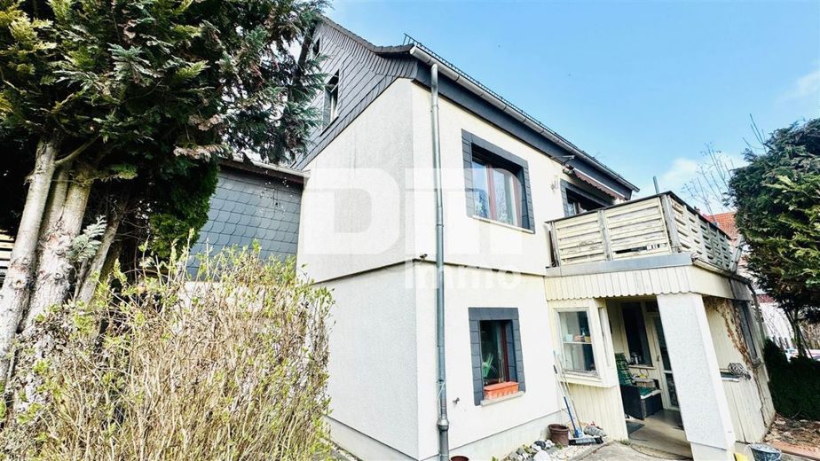 Gepflegtes Raumwunder in idyllischer Lage - Modernisiertes Einfamilienhaus Garagen / Garten – Seitenansicht