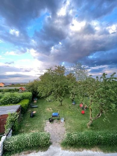Wymarzone mieszkanie dla singli: urok zabytku spotyka nowoczesność – zamek Hirschlatt – Blick aus dem Schlafzimmer