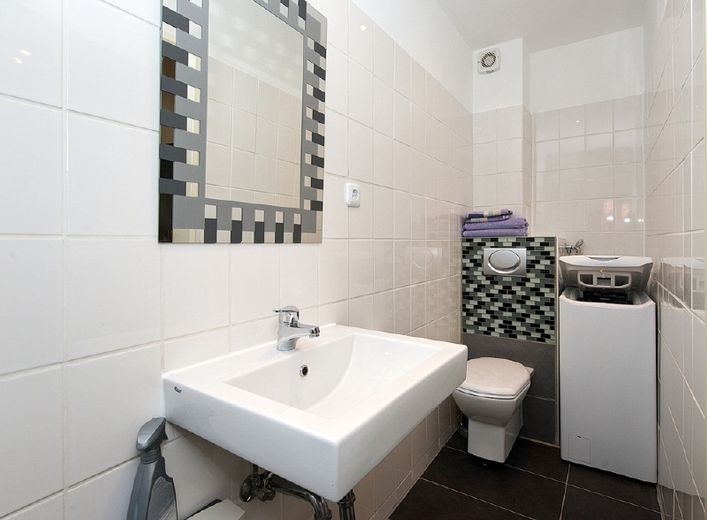 Ansprechend und neu eingerichtete Wohnung in guter Lage und mit kleinem Terrassensitzplatz – 831263680cf21755fe105a873c5ff2f82a399592.jpg