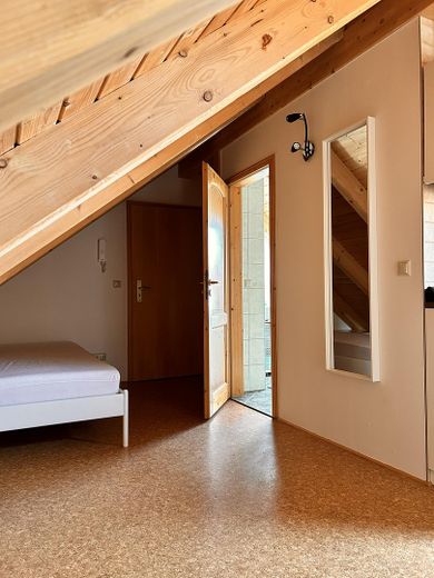 möblierte DG-Wohnung in Schkeuditz – ideal als arbeitsbedingte Wohnung – Blick zum Eingang und Bad