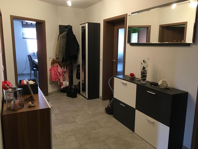 Appartement moderne de 3 pièces avec prestations haut de gamme, balcon et deux carports – Wohnungs-Flur