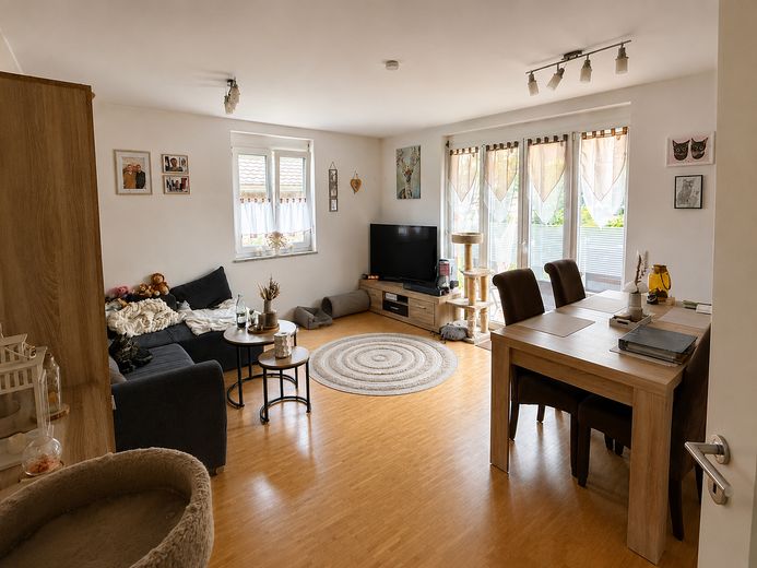 Vivienda con jardín y sensación de casa dentro de casa | Jardín de 135 m² | Sala de ocio interna | Plaza de aparcamiento en garaje subterráneo – Wohnzimmer