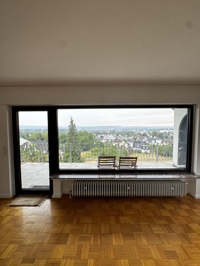 Modernes und stilvolles Wohnen in Bendorf: Helle 2,5-Zimmer-Erdgeschosswohnung – Wohnzimmer mit Aussicht