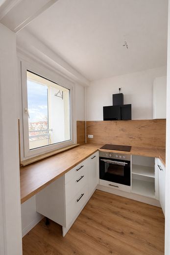Kernsanierte 3-Zimmer-Wohnung mit moderner Einbauküche in zentraler Lage – Küche mit Einbauküche 