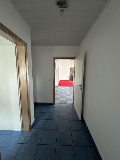 À vendre : maison jumelée de 5,5 pièces, sans commission et prête à emménager – Diele