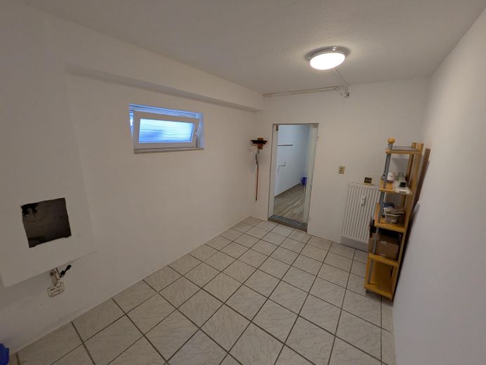 Sofort bezugsfrei: 102m²-Wohnung (3,5 Zimmer) mit Garten, 4 Stellplätze (Doppelgarage inkl. Grube) – Raum 1
