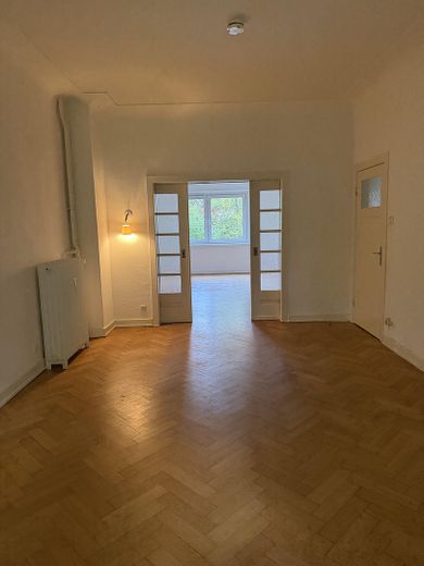 Urokliwe mieszkanie w starej kamienicy z parkietem ułożonym w jodełkę, wysokimi sufitami i dużym ogrodem w Wellingsbüttel – Wohn & Esszimmer 