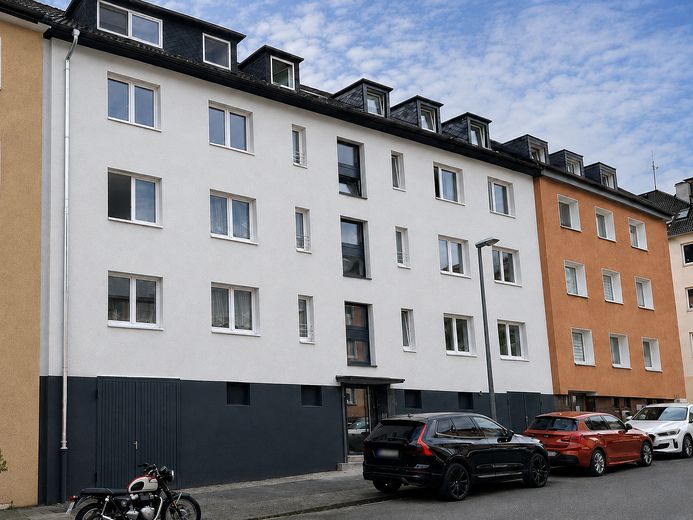 Erstbezug nach Sanierung: Großzügige 4,5-Raum-Familienwohnung mit Balkon & Fischgrätparkett – Frontfassade