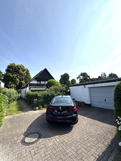 Haus von vorne mit Garage