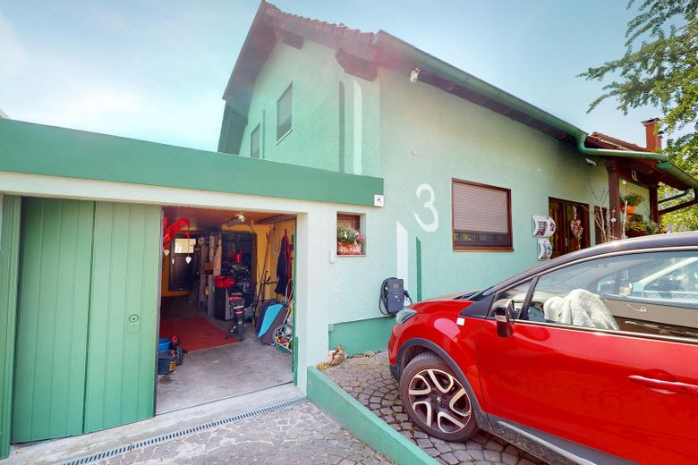 Traumhaus mit Zukunft: Zweifamilienhaus mit Einliegerwohnung, Wärmepumpe & PV-Anlage – Garage