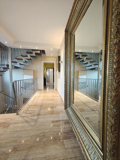 Flur mit Travertin Boden