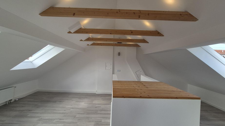 Casa a schiera di testa affascinante e modernizzata in posizione tranquilla alla periferia della città – Dachgeschoss