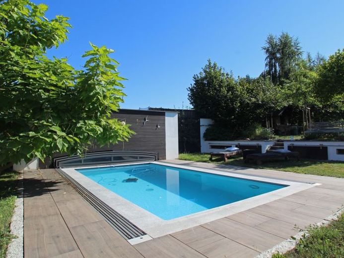 Attraktives Einfamilienhaus mit Pool und großem Grundstück! – Foto 1