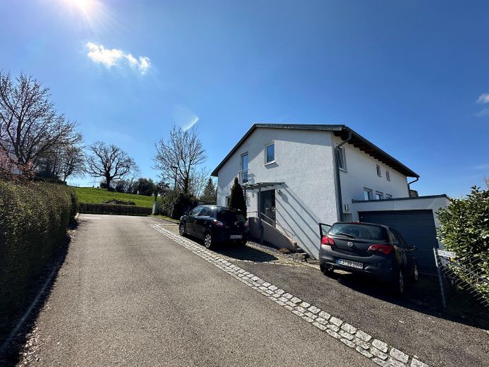 Casa bifamiliare senza provvigioni in posizione eccellente - periferia del paese, giardino, abitazione e eventualmente affitto – Zweifamilienhaus in Top-Lage