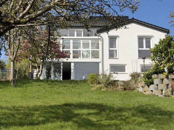 Modernes Familienparadies in Wuppertal-Heckinghausen -  kernsaniertes Einfamilienhaus mit Fernblick – Hausrückseite