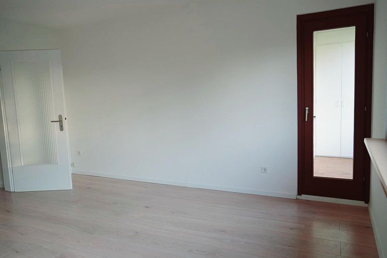 Wohnen im Grünen - Ihr Zuhause mit Balkon und 3 Zimmern – Wohnzimmer mit Blick zum Balko