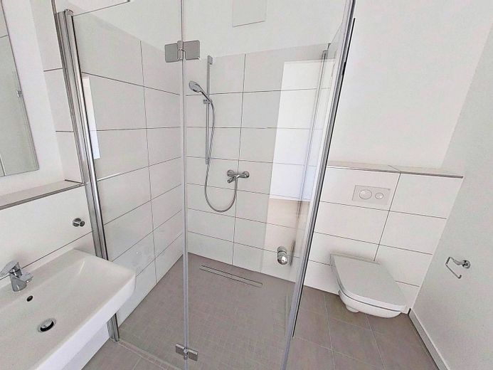 2-Zimmer-Neubauwohnung mit EINBAUKÜCHE und BALKON im Erstbezug *HERBSTSPECIAL: 13. Monatsmiete FREI* – Ansicht I: Bad