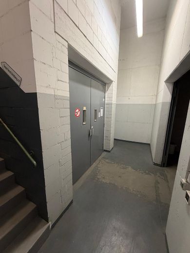 Halle de stockage / production avec porte sectionnelle (accessible en véhicule) 1400qm - Arnsberg – Aufzug