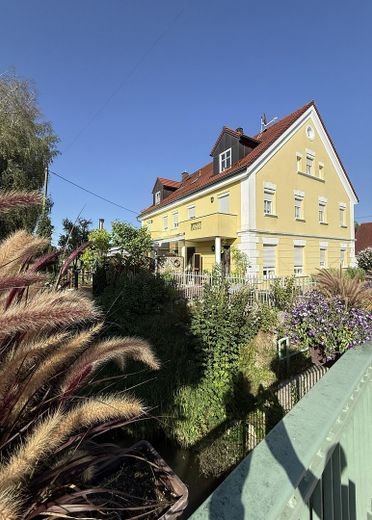 Ekskluzywna nieruchomość nad rzeką Neufnach – przestronne mieszkanie na działce o powierzchni ok. 1700 m² – Blick von der Straße