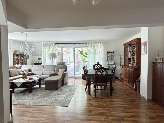 100m² Wohnung mit Fußbodenheizung, Klimaanlage, Balkon, 2 PKW Stellplätze – Foto 1