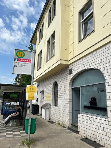 Kompaktes Ladenlokal in Düsseldorf-Rath – Bushaltestelle direkt vor der Tür – Seitenblick: Bushaltestelle