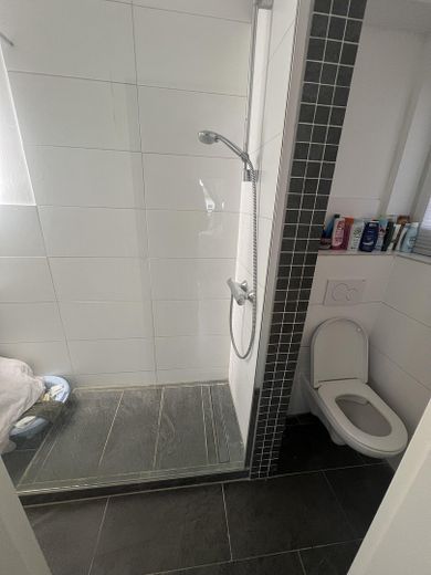Schöne 2-Zimmer-Wohnung in Stuttgart mit Einbauküche, Balkon und Keller – Bad