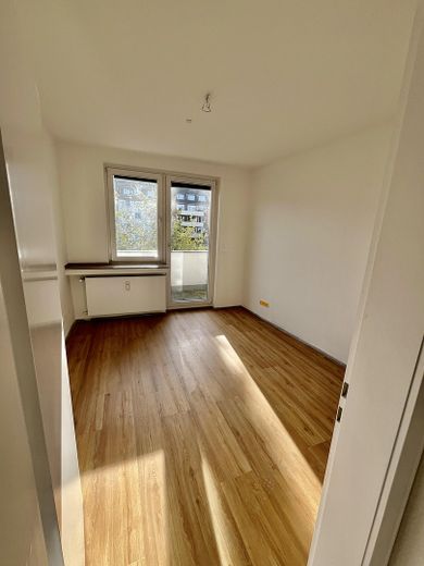 Helle sanierte 3-Zimmer-Wohnung mit zwei Balkonen in Rheinnähe – Schlafzimmer