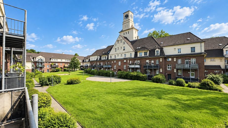 Wonen met geschiedenis & uitzicht op groen – gemoderniseerd 2-kamerappartement met balkon en uitzicht op de klokkentoren – Grüner Innenhof