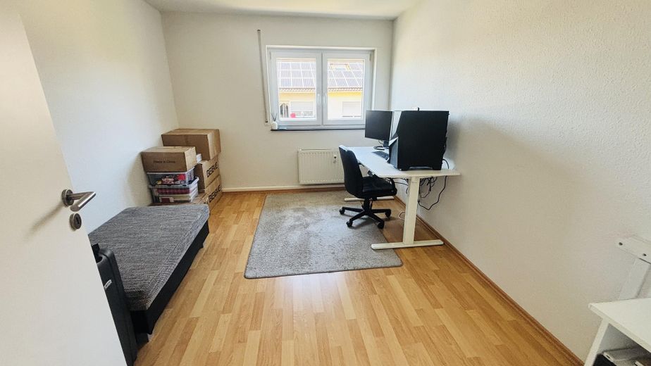 Helle 3-Zimmer-Wohnung mit Balkon, Einbauküche und Garage in Onstmettingen – Arbeits,- Kinderzimmer