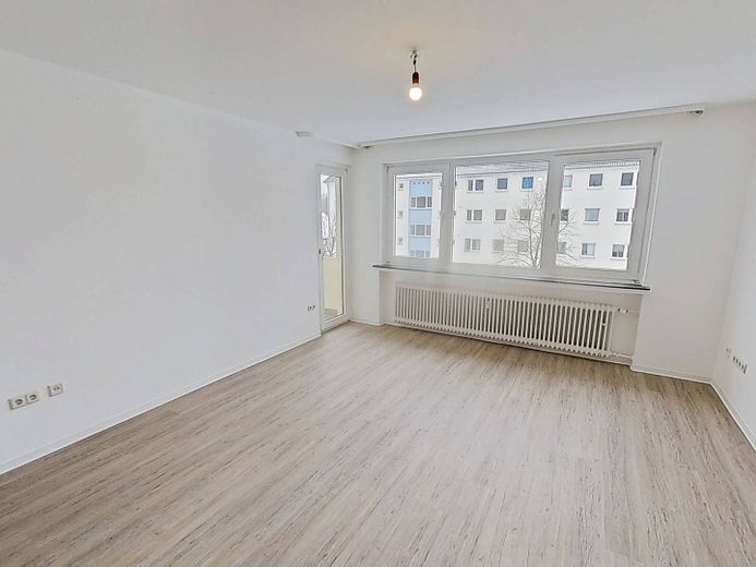 Perfekt für Paare oder eine kleine Familie: Gemütliche 3-Zimmer-Wohnung mit BALKON – Ansicht I: Wohn- und Esszimmer
