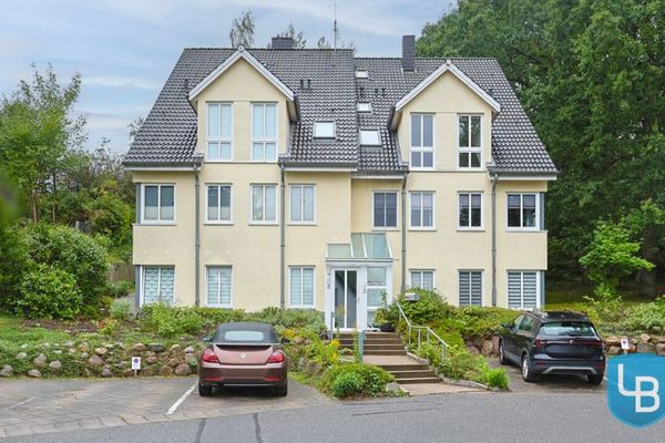 السكن على ثلاثة مستويات – شقة مشرقة بتصميم Split-Level مع شرفة