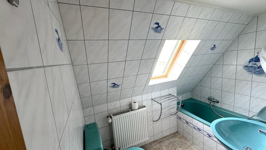 Fachwerk trifft Sandstein: Ein Haus mit Charakter und großzügigem Raumangebot – DG Bad