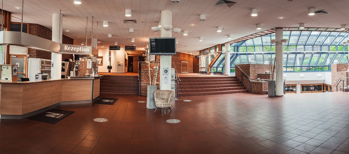 Neu möblierte Bürofläche im Veranstaltungszentrum Kiel zu vermieten – Eingangsb. mit Hotelrezeption