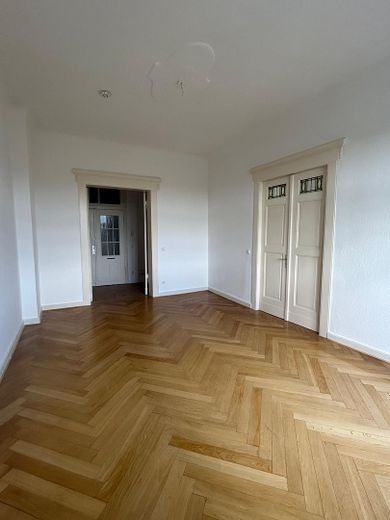 Frisch renoviert: 4-Zimmer-Whg. mit franz. Balkon am Rande des Paulusviertels – Wohnzimmer