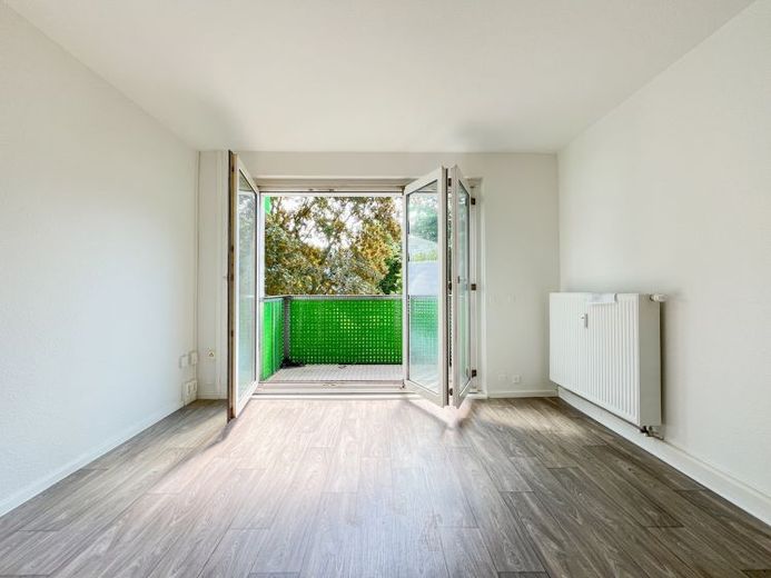 Lichtdurchflutete Wohnung mit stilvollen Flügeltüren zum Balkon in ruhiger Lage – Foto 1