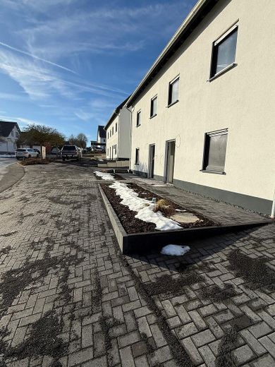 Hausansicht mit Stellplätzen
