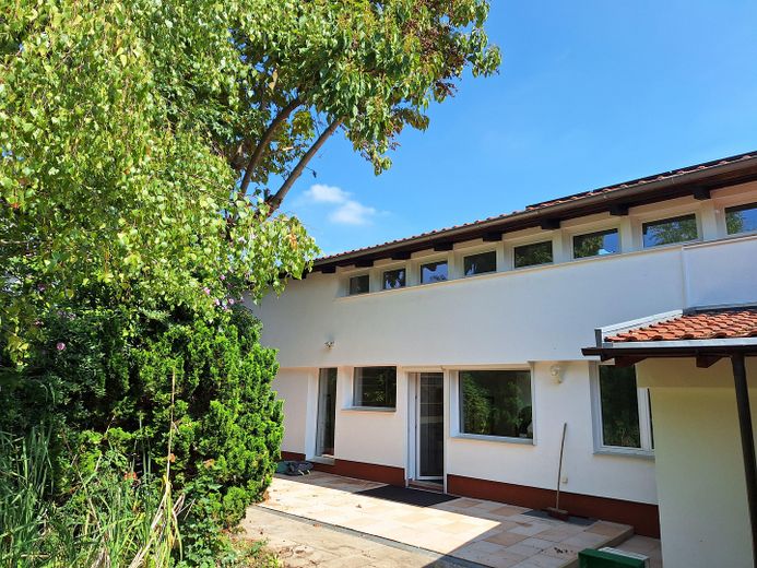 Villa en ubicación privilegiada de Wo-Herrnsheim con gran jardín A + – Haus von Westen mit Terrasse