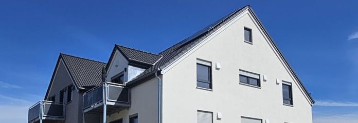 Splendido appartamento all’ultimo piano – dotazioni eccellenti: 3 locali, ampio bagno, ripostiglio, balcone esposto a OVEST, ampia cantina e 2 posti auto.