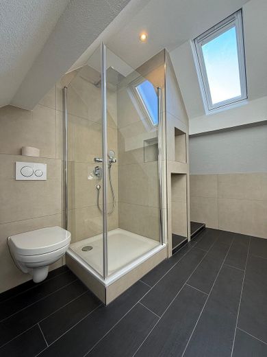 5-Room Maisonette Apartment Across Three Living Levels – Fully Renovated, with Fitted Kitchen & 2 Bathrooms – Badezimmer 3. Etage