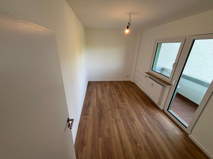 Erstbezug nach Kernsanierung: Helle 4-Zimmer-Wohnung mit 2 Balkonen & Aufzug in Dietzenbach – Homeoffice