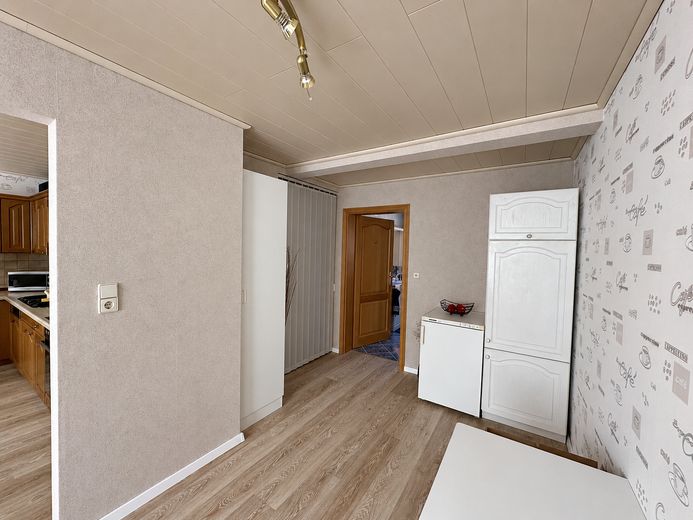 Two-family house with two garages and a large garden in Berka – Diele OG