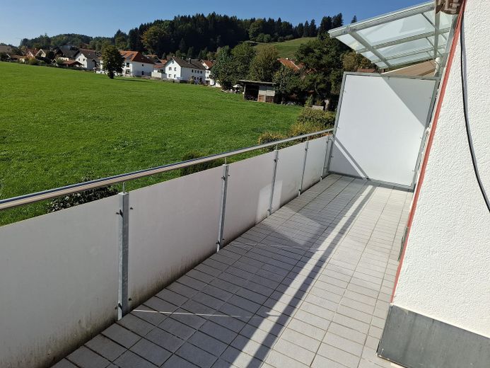Zentral gelegene 80qm-Wohnung mit großem Sonnenbalkon – Sonnenbalkon mit Aussicht