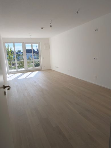 2 Zi-Wohnung Erstbezug ab 1.11. fußläufig 8 min zu U-und S-Bahn – Wohnzimmer mit Balkon Südblick