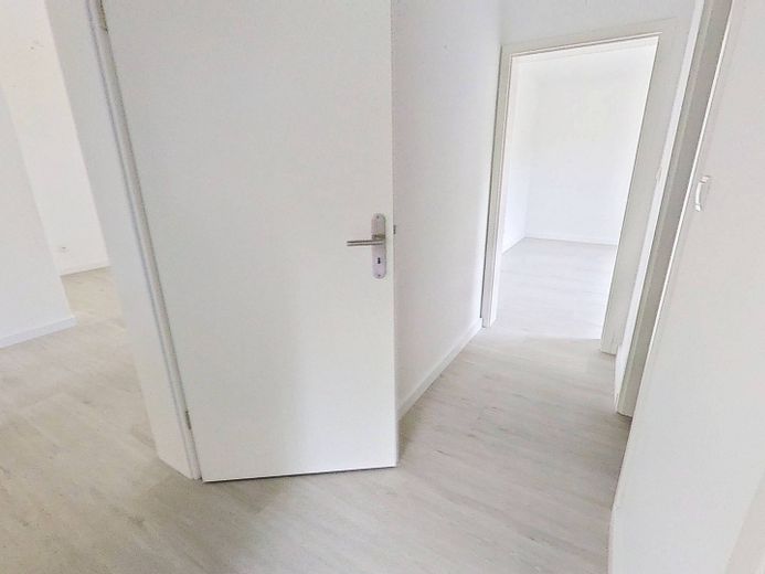 Entspannt ins Jahresende -Kaltmietfrei in den Herbst starten: Helle 4-Zimmer-Wohnung mit BALKON – Flur