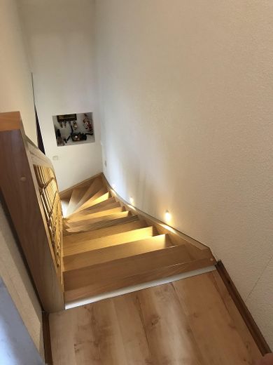 hochwertig saniertes Reihenhaus mit EBK, Wintergarten, provisionsfrei – beleuchteteTreppe zum OG