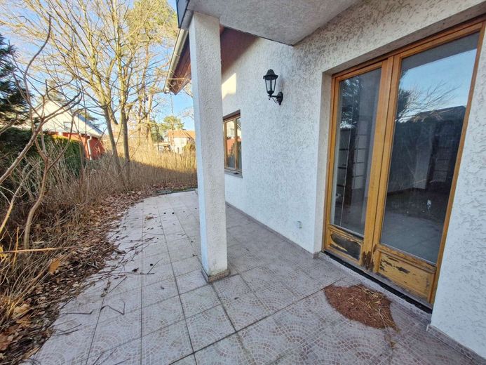 MFH mit  Baugrundstück - seltene Chance in Oranienburg – WE_01_ geflieste Terrasse mit Gartenzugang