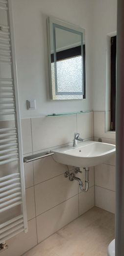 Neuss-Grimlinghausen Direkte Rheinlage möblierte Wohnung – Badezimmer