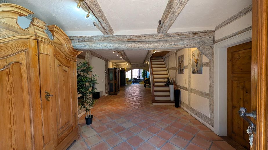Jeden Tag wie im Urlaub: Wundervolles Landhaus mit Hallenbad, Naturbadeteich und Mieteinnahmen – Blick in den Flur Haupthaus