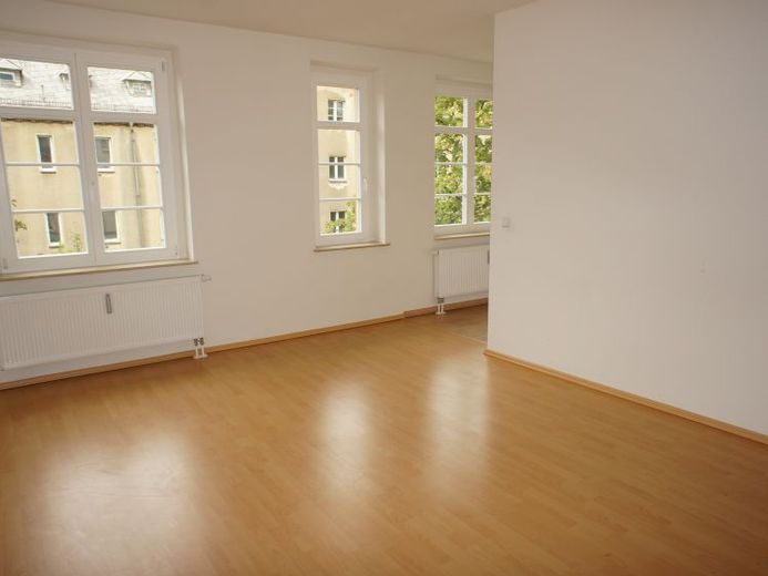 1. OG mit Laminat - Bad mit Wanne und offener Küche ! – Foto 1